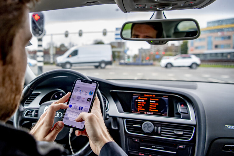 mobile phones at the wheel fewer than one in two italians use them properly
