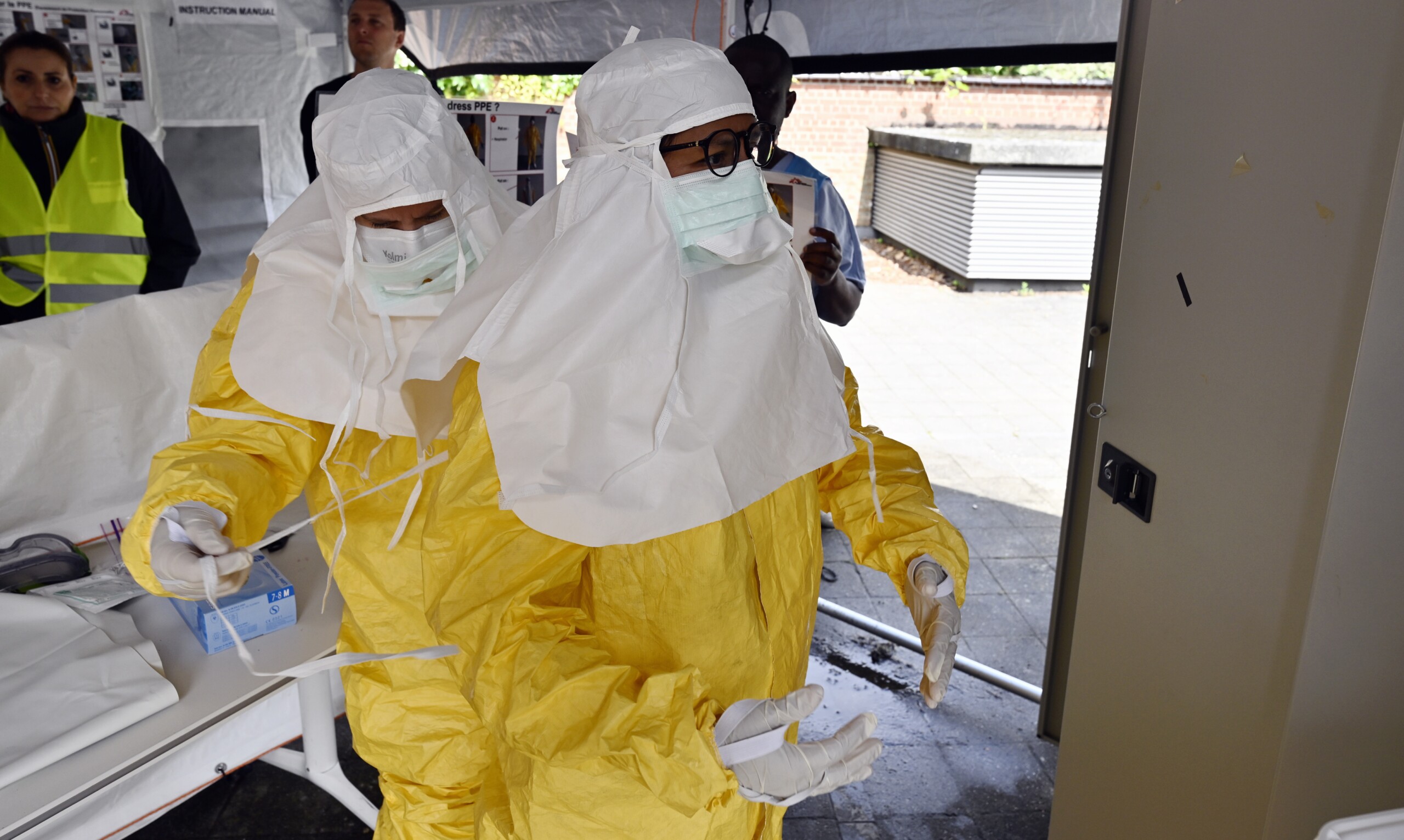 Ebola, WHO: ‘Travel restrictions are hampering the response and must be lifted’ 1 ebola who travel restrictions are hampering the response and must be lifted scaled