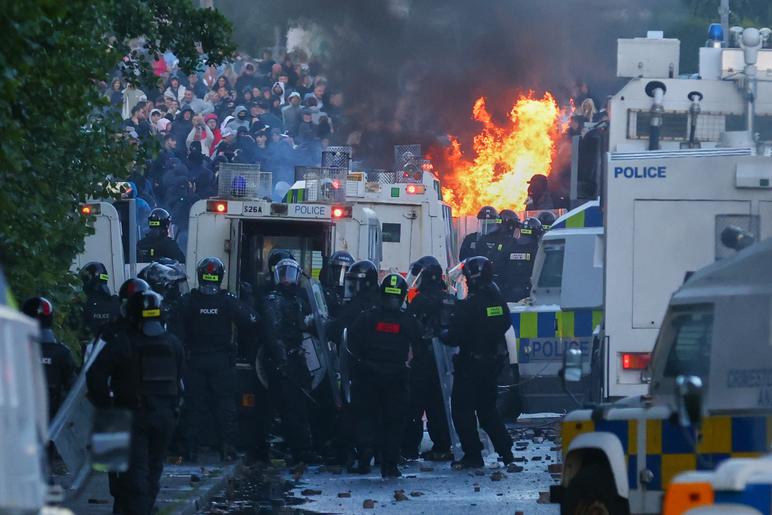 Belfast, second night of clashes in anti-migrant protests 1 belfast second night of clashes in anti migrant protests