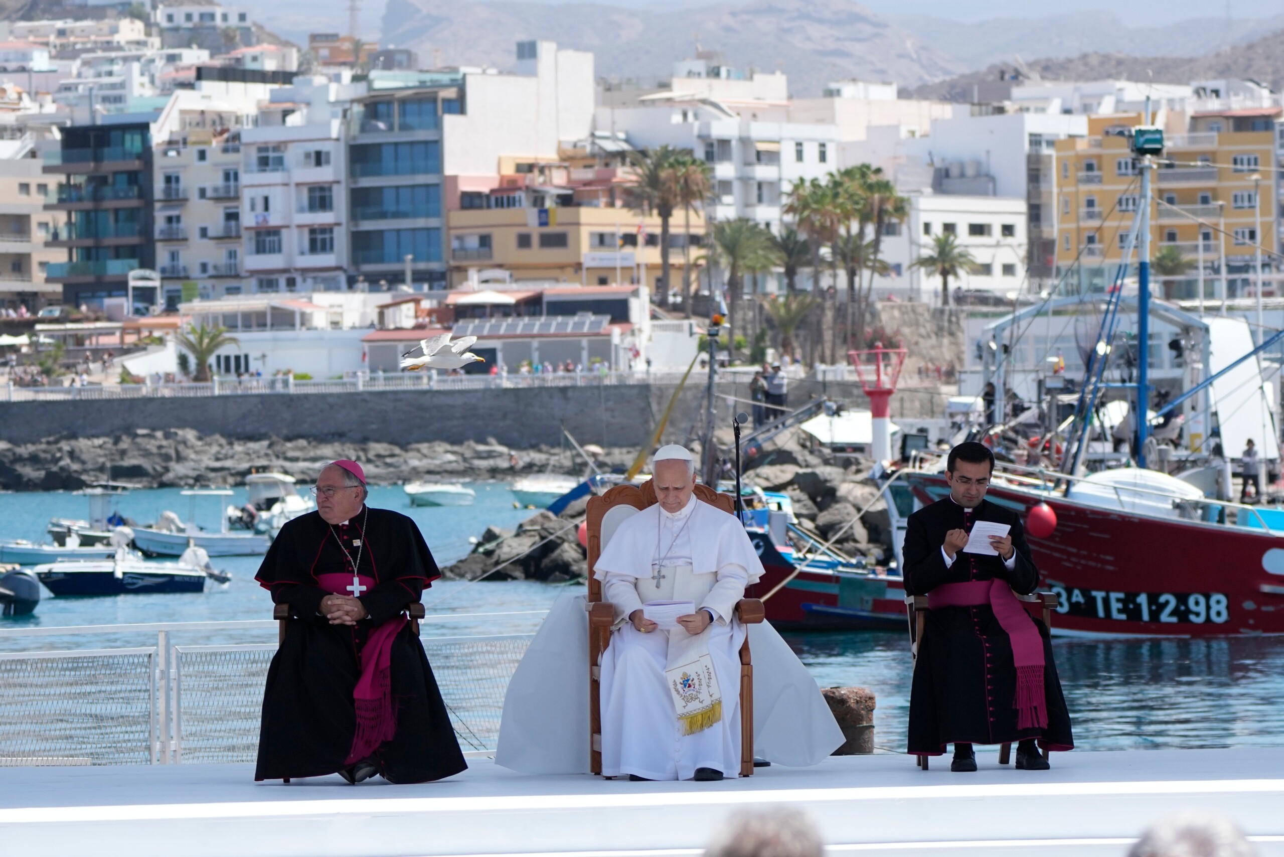 Migrants: Pope arrives at the 'pier of shame' in Gran Canaria with Sanchez 1 migrants pope arrives at the pier of shame in gran canaria with sanchez scaled