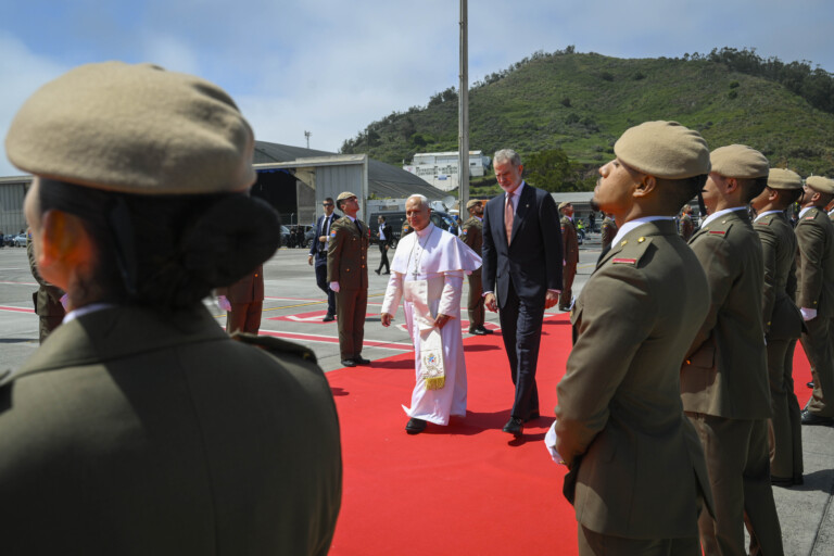 spain pope leo xiv has disembarked from the plane take off from tenerife has been suspended due to a technical fault