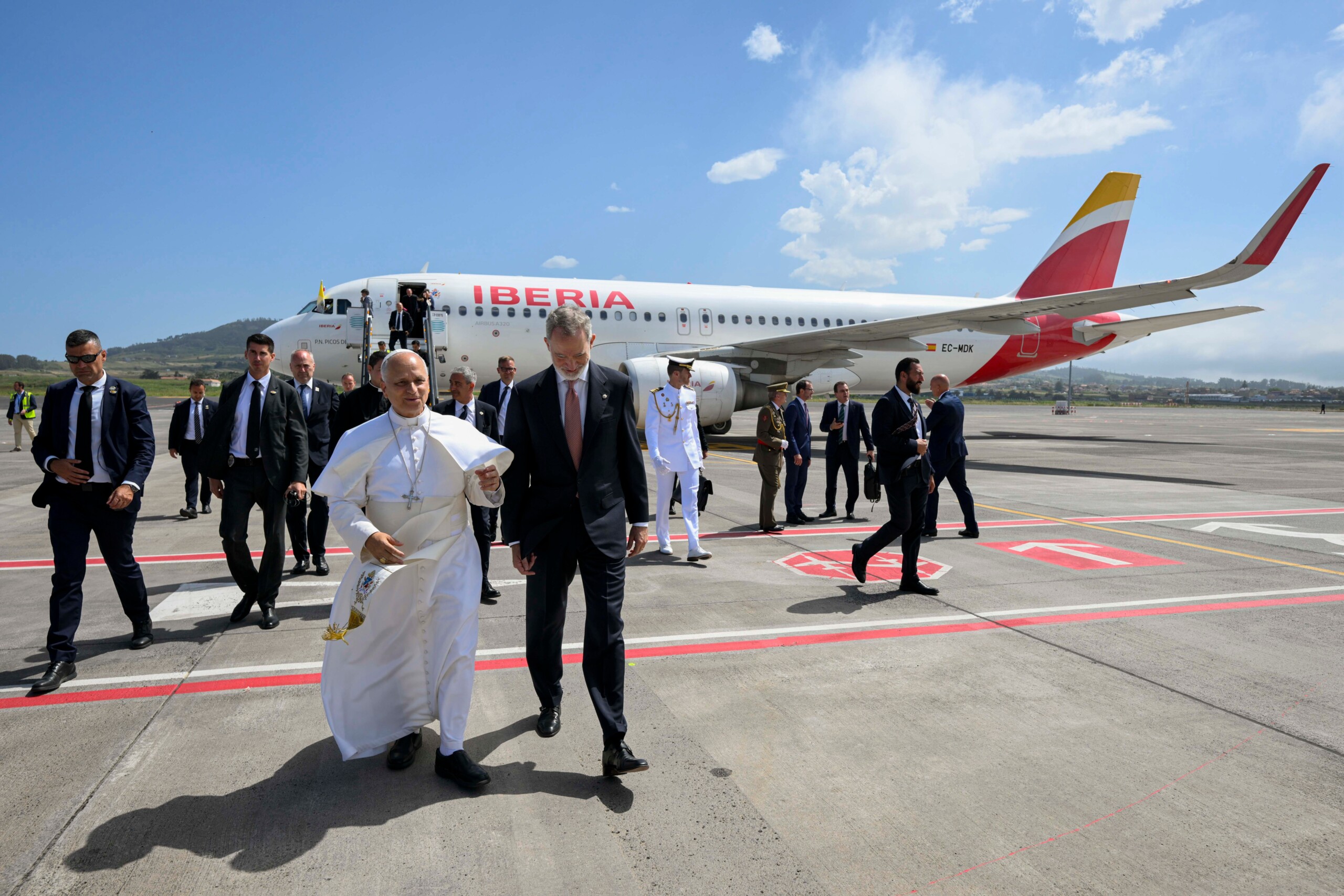 Spain: Pope Leo XIV returns to Rome on King Felipe’s plane 1 spain pope leo xiv returns to rome on king felipes plane scaled