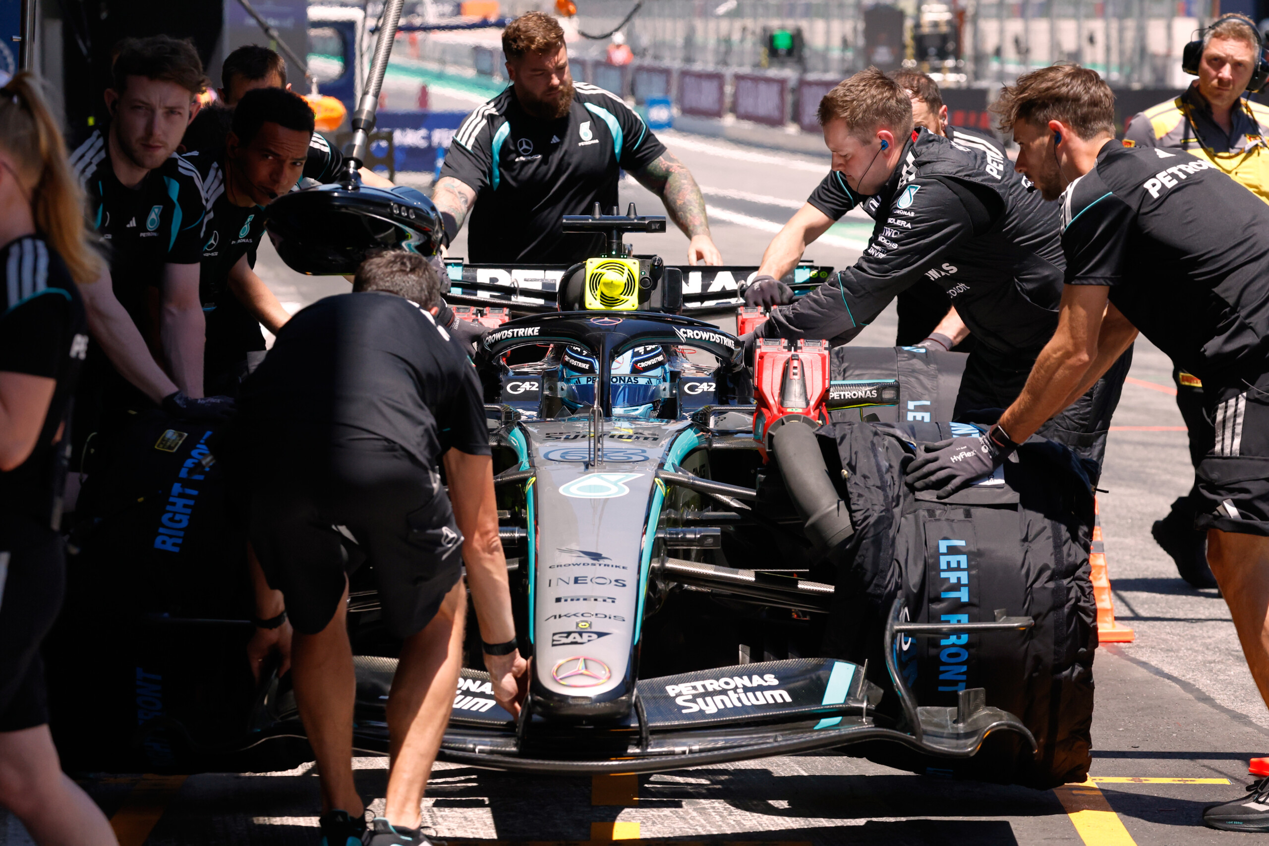 Barcelona Grand Prix: Russell takes pole ahead of Hamilton, with Antonelli third 1 barcelona grand prix russell takes pole ahead of hamilton with antonelli third scaled